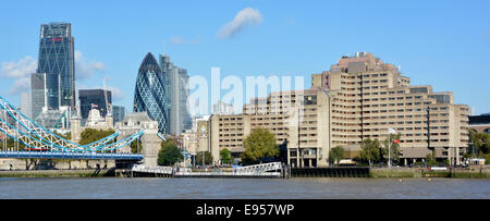 City of London modernes Wahrzeichen Stadtbild Finanzviertel Wolkenkratzer Gebäude & Flussufer Guoman Tower Hotel St Katharine Pier auf der Themse UK Stockfoto