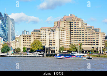 Thames Clipper Hochgeschwindigkeits-Katamaran mit öffentlichen Verkehrsmitteln mit Flussboot St. Katharine Pier Guoman Tower Hotel hinter blauem Himmel Tag London, England, Großbritannien Stockfoto