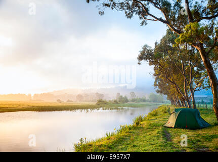 Riverside-Campingplatz in einer Morgenlicht Stockfoto