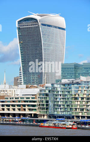 Stadt London Walkie Talkie Gebäude umfasst Themse & Tower Pier in den Pool der London England Großbritannien Stockfoto