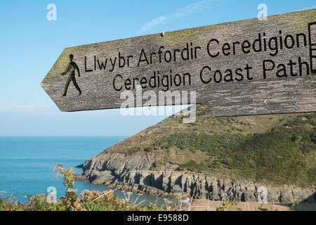 Sandy Mwnt, beach, Cardigan Bay, Ceredigion, West Wales, Wales Coast Path hölzernen Finger Wegweiser Stockfoto