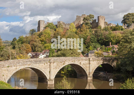 Dinham Brücke über den Fluss Teme und Ludlow Castle in Herbstfarbe, Ludlow, Shropshire, England, UK Stockfoto