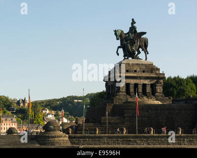 Riesige Reiterdenkmal Wilhelm 1 Deutsches Eck Deutsches Eck Koblenz Deutschland EU am Zusammenfluss von Rhein und Mosel auf der schönen September Herbstanfang Stockfoto