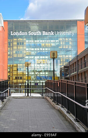 London South Bank Universität Haupteingang Rampe zur School of Business mit der K2-Keyworth Gebäude über Stockfoto