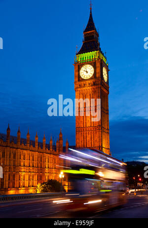 Londoner Stadtbild mit Elizabeth Turm und beweglichen Doppeldecker-Busse Stockfoto