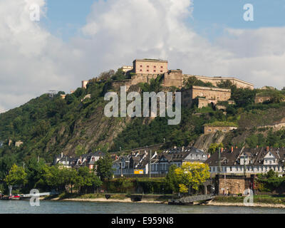 Ansicht der rechten Bank des Flusses Rhein der Festung Ehrenbreitstein, Koblenz Deutschland EU eines der ältesten historischen schöne Städte in Deutschland Stockfoto