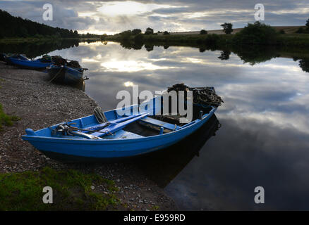 NET Angelboote/Fischerboote auf dem Fluss Tweed im Paxton House Stockfoto