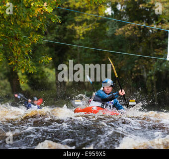 Kajakfahren auf dem Fluss Crana, Buncrana, Co. Donegal, Irland, Inishowen Stockfoto