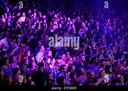 BARCELONA - Mai 16: Ein Blick von oben Leute klatschten in einem Konzert im Razzmatazz Diskothek am 16. Mai 2014 in Barcelona. Stockfoto