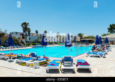 Urlauber am Schwimmen, Soun Liegestühle und Sonnenschirme, Mastichari, Kos, Griechenland Stockfoto