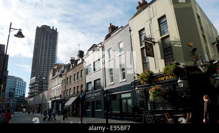 Barbican Wohnturm Wohnungen und einen Blick auf Whitecross Street in London EC2 England UK KATHY DEWITT Stockfoto