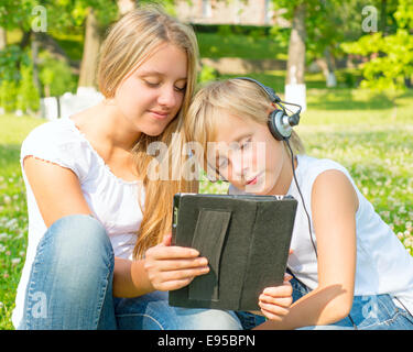 Junge und das Mädchen sind in einem digitalen tablet Stockfoto