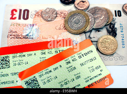 Bahn-Fahrkarten und Cash, London Stockfoto