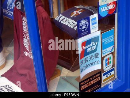 Melden Sie für chinesische Kreditkarte Union Pay in Schaufenster in Cambridge, England Stockfoto