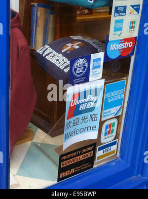 Melden Sie für chinesische Kreditkarte Union Pay in Schaufenster in Cambridge, England Stockfoto