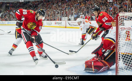 Chicago, IL, USA. 15. Oktober 2014. Chicago, Illinois, USA - Blackhawk #88 Patrick Kane versucht einen Schuss auf Sabre Torhüter #1 Jonas Hiller in der National Hockey League-Spiel zwischen den Chicago Blackhawks und die Calgary Flames im United Center in Chicago, IL. © Csm/Alamy Live-Nachrichten Stockfoto