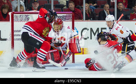 Chicago, IL, USA. 15. Oktober 2014. Chicago, Illinois, USA - Blackhawk #13 Daniel Carcillo versucht einen Schuss auf Sabre Torhüter #1 Jonas Hiller in der National Hockey League-Spiel zwischen den Chicago Blackhawks und die Calgary Flames im United Center in Chicago, IL. © Csm/Alamy Live-Nachrichten Stockfoto