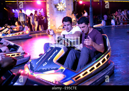 BARCELONA - 14 JUN: Menschen am Autoscooter am Sonar Festival am 14. Juni 2014 in Barcelona, Spanien. Stockfoto