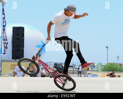 BARCELONA - JUN-28: Ein Profi-Fahrer beim Flatland BMX (Bicycle Motocross) Wettbewerb in LKXA Extreme Sport Barcelona. Stockfoto