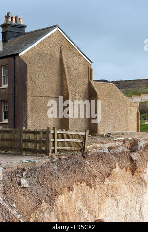 Die kalkhaltigen Felsen bei Birling Gap weiterhin beim Erodieren Tempo nach ein Zauber von schlechtem Wetter und Risse weiterhin angezeigt werden Stockfoto