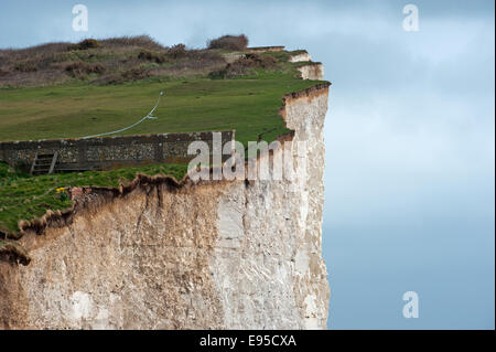 Die kalkhaltigen Felsen bei Birling Gap weiterhin beim Erodieren Tempo nach ein Zauber von schlechtem Wetter und Risse weiterhin angezeigt werden Stockfoto