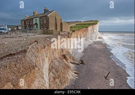 Die kalkhaltigen Felsen bei Birling Gap weiterhin beim Erodieren Tempo nach ein Zauber von schlechtem Wetter und Risse weiterhin angezeigt werden Stockfoto