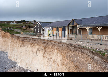 Klippen bei Birling Gap weiter erodieren Tempo nach schlechtem Wetter, das Café verlor einen Teil davon ist Freisitz in einen Zusammenbruch Stockfoto