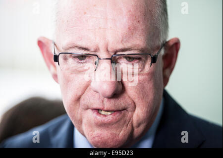 Luxemburg. 20. Oktober 2014. Irische außen- und Handelsminister Charlie Flanagan zu Beginn des Rates der EU-Außenminister am Sitz des Europäischen Rates in Luxemburg auf 20.10.2014 EU-Chefs der Diplomatie wird eine Bestandsaufnahme der Situation in der Ukraine, einschließlich der Umsetzung des Friedensplans, unterstützen bei der OSZE besondere Überwachung Mission und weitere EU-Hilfe für die Ukraine. Bildnachweis: Dpa picture Alliance/Alamy Live News Stockfoto