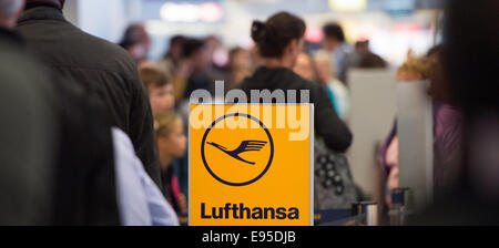 Berlin, Deutschland. 20. Oktober 2014. Lufthansa-Passagiere am Flughafen Tegel in Berlin, Deutschland, 20. Oktober 2014 warten. Die deutschen Piloten Gewerkschaft, Cockpit (VC), hat der Streik von kurz- und Mittelstrecken-Flügen begonnen. Bildnachweis: Dpa picture Alliance/Alamy Live News Stockfoto