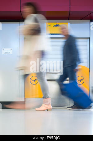 Berlin, Deutschland. 20. Oktober 2014. Vorbei an einem geschlossenen Lufthansa Passagiere ticket-Schalter am Flughafen Tegel in Berlin, Deutschland, 20. Oktober 2014. Die deutschen Piloten Gewerkschaft, Cockpit (VC), hat der Streik von kurz- und Mittelstrecken-Flügen begonnen. Bildnachweis: Dpa picture Alliance/Alamy Live News Stockfoto