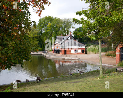 Viktorianischen Bootshaus im Alexandra Park, Oldham, England, UK. Stockfoto