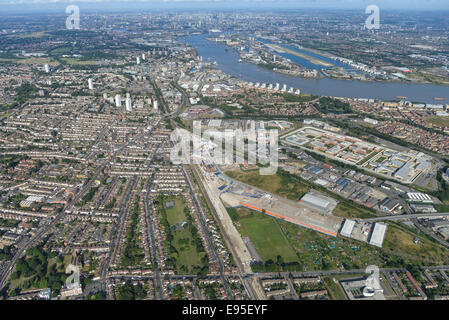 Eine Luftaufnahme aus dem Plumstead Bereich von London mit Blick auf die Stadt. Gefängnis Belmarsh und London City Airport sichtbar Stockfoto