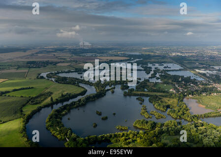 Einen malerischen Blick entlang des Flusses Trent in Nottinghamshire mit einem dramatischen Himmel Stockfoto