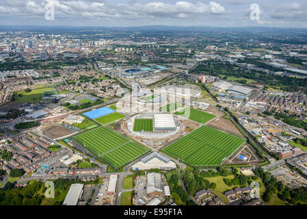 Eine Luftaufnahme des Baus der neuen Manchester City training Boden mit dem Stadtzentrum im Hintergrund sichtbar. Stockfoto