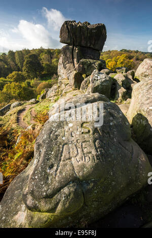 Graffiti auf den Felsen am Robin Hoods schreiten im Peak District, Derbyshire, England. Einem sonnigen Herbsttag. Stockfoto