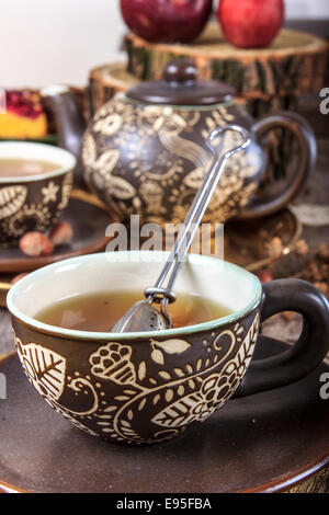 Teetasse mit Sieb in Vintage altes Haus auf dem Tisch Stockfoto