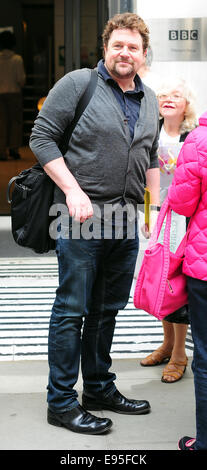 Michael Ball verlässt BBC Radio 2, London Featuring: Michael Ball wo: London, Vereinigtes Königreich bei: 17. April 2014 Stockfoto