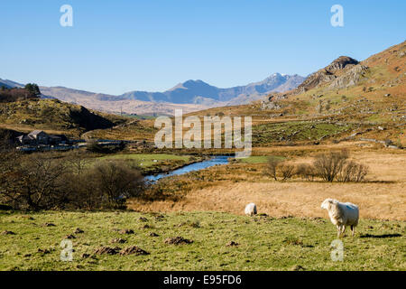 Blick entlang das Tal Afon Llugwy und Snowdon Horseshoe von Capel Curig, Conwy, North Wales, UK, Großbritannien Stockfoto