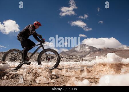 Deutsche Extremsportler Guido Kunze klettert der Ojos Del Salado, höchste Vulkan der Welt, auf seine Fett-Bike in Chile, 16. Oktober 2014. Ein Sprecher von seinem Support-Team hat am 18. Oktober 2014 Kunze erreicht den Gipfel des 6.900 m hohe Ojos Del Salado. Insgesamt 342 Kilometer Ritt und kletterte 6.300 Meter der Altitute - ein Eintrag im Buch der Guinness World Records wird erwartet. Foto: Christian Habel/Dpa (-obligatorische CREDITS: "Foto: Christian Habel/Dpa") Stockfoto