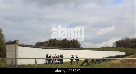 Scheibenventile, Deutschland. 20. Oktober 2014. Schüler des Gymnasiums "Julianum" in Helmstedt informieren Sie über die ehemalige Grenze zwischen der Bundesrepublik und der DDR an der Grenze Denkmal in Scheibenventile, Deutschland, 20. Oktober 2014. Politiker, Zeitzeugen und Studenten haben eine Festschrift Wanderung anlässlich des 25-jährigen Jubiläums der Fall der Berliner Mauer. Sie wurden von der ehemaligen Patrouille Route entlang der ehemaligen Grenze zwischen Offleben in Niedersachsen und Scheibenventile in Sachsen-Anhalt, DDR geführt. Bildnachweis: Dpa picture Alliance/Alamy Live News Stockfoto