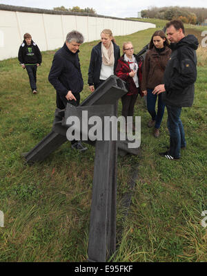 Scheibenventile, Deutschland. 20. Oktober 2014. Schüler des Gymnasiums "Julianum" in Helmstedt informieren Sie über die ehemalige Grenze zwischen der Bundesrepublik und der DDR an der Grenze Denkmal in Scheibenventile, Deutschland, 20. Oktober 2014. Politiker, Zeitzeugen und Studenten haben eine Festschrift Wanderung anlässlich des 25-jährigen Jubiläums der Fall der Berliner Mauer. Sie wurden von der ehemaligen Patrouille Route entlang der ehemaligen Grenze zwischen Offleben in Niedersachsen und Scheibenventile in Sachsen-Anhalt, DDR geführt. Bildnachweis: Dpa picture Alliance/Alamy Live News Stockfoto