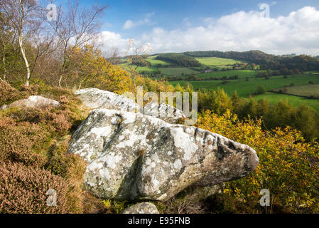 Blick vom Cratcliffe Tor bei Elton in Derbyshire. Aussichtspunkt in der Nähe von Robin Hoods Stride und Birchover im Peak District Nationalpark. Stockfoto