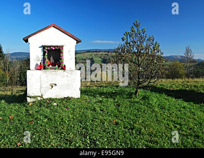 kleine Kapelle in Koniakow Dorf nahe Ochodzita hill Stockfoto