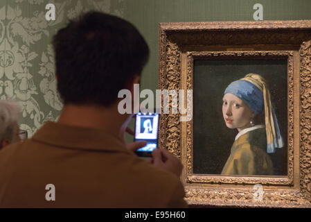 berühmte Gemälde der Dame mit der Perle von Johannes Vermeer im Museum Mauritshuis in Den Haag Holland Stockfoto