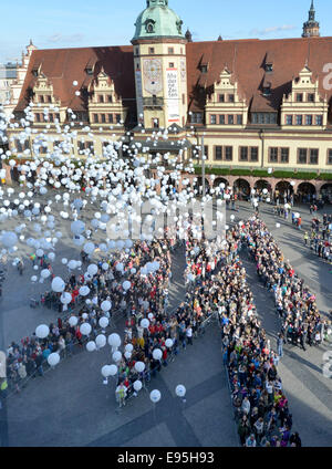 Leipzig, Deutschland. 20. Oktober 2014. 850 Leipziger und Mitarbeiter der Messe Leipzig bilden die Messe "Doppel-m" Logo auf dem Marktplatz in Leipzig, Deutschland, 20. Oktober 2014. Anlässlich des 850. Jubiläum des Handels-Messe nächstes Jahr veröffentlichte die Teilnehmer 850 Luftballons auf ihre Leistung. Bildnachweis: Dpa picture Alliance/Alamy Live News Stockfoto