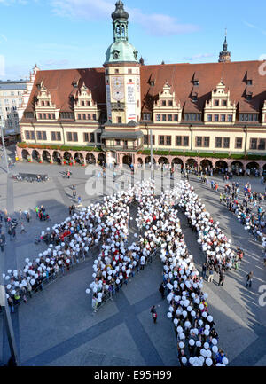 Leipzig, Deutschland. 20. Oktober 2014. 850 Leipziger und Mitarbeiter der Messe Leipzig bilden die Messe "Doppel-m" Logo auf dem Marktplatz in Leipzig, Deutschland, 20. Oktober 2014. Anlässlich des 850. Jubiläum des Handels-Messe nächstes Jahr veröffentlichte die Teilnehmer 850 Luftballons auf ihre Leistung. Bildnachweis: Dpa picture Alliance/Alamy Live News Stockfoto