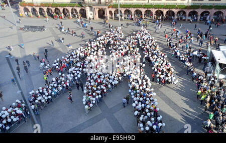 Leipzig, Deutschland. 20. Oktober 2014. 850 Leipziger und Mitarbeiter der Messe Leipzig bilden die Messe "Doppel-m" Logo auf dem Marktplatz in Leipzig, Deutschland, 20. Oktober 2014. Anlässlich des 850. Jubiläum des Handels-Messe nächstes Jahr veröffentlichte die Teilnehmer 850 Luftballons auf ihre Leistung. Bildnachweis: Dpa picture Alliance/Alamy Live News Stockfoto