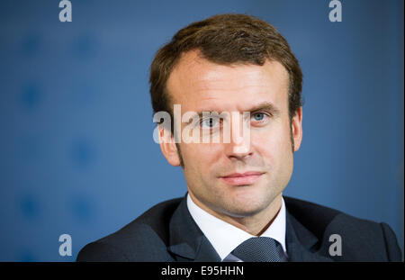 Berlin, Deutschland. 20. Oktober 2014. Französische Wirtschaftsminister Emmanuel Macron spricht auf einer Pressekonferenz über ihre Zusammenarbeit in den Bereichen der Wirtschafts- und Finanzpolitik im Finanzministerium in Berlin, Deutschland, 20. Oktober 2014. Bildnachweis: Dpa picture Alliance/Alamy Live News Stockfoto