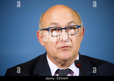 Berlin, Deutschland. 20. Oktober 2014. Die französische Finanzministerin Michel Sapin spricht auf einer Pressekonferenz über Deutsch-französische Zusammenarbeit in den Bereichen der Wirtschafts- und Finanzpolitik im Finanzministerium in Berlin, Deutschland, 20. Oktober 2014. Bildnachweis: Dpa picture Alliance/Alamy Live News Stockfoto