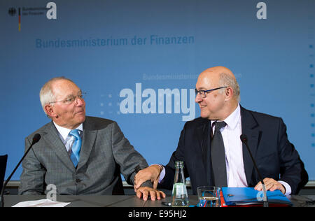 Berlin, Deutschland. 20. Oktober 2014. Bundesfinanzminister Wolfgang Schaeuble (L, CDU) und French Finance Minister Michel Sapin (R) sprechen über ihre Zusammenarbeit in den Bereichen der Wirtschafts- und Finanzpolitik im Finanzministerium in Berlin, Deutschland, 20. Oktober 2014 im Rahmen einer Pressekonferenz. Bildnachweis: Dpa picture Alliance/Alamy Live News Stockfoto